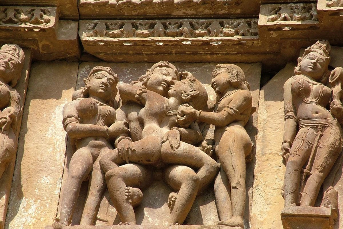 Estatuas haciendo el Kamasutra
