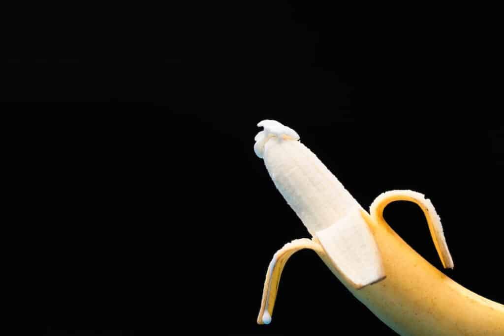 Plátano que sugiere la forma de un pene, en artículo sobre eyaculación precoz