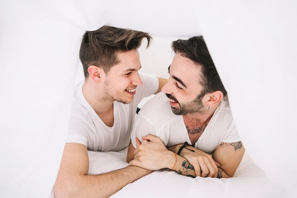 Pareja gay sonriente