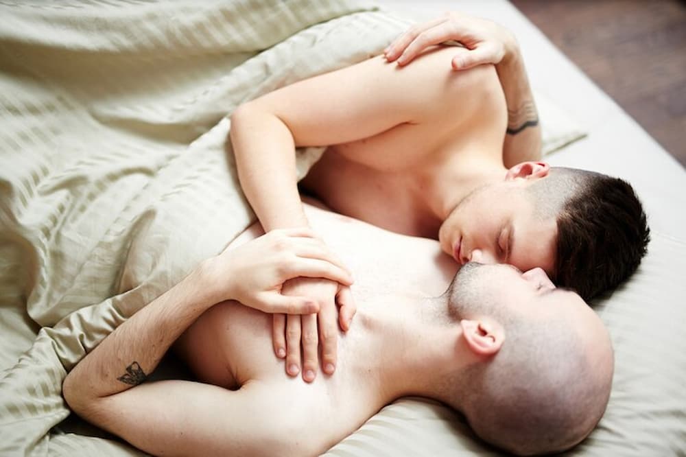 Pareja gay en cama