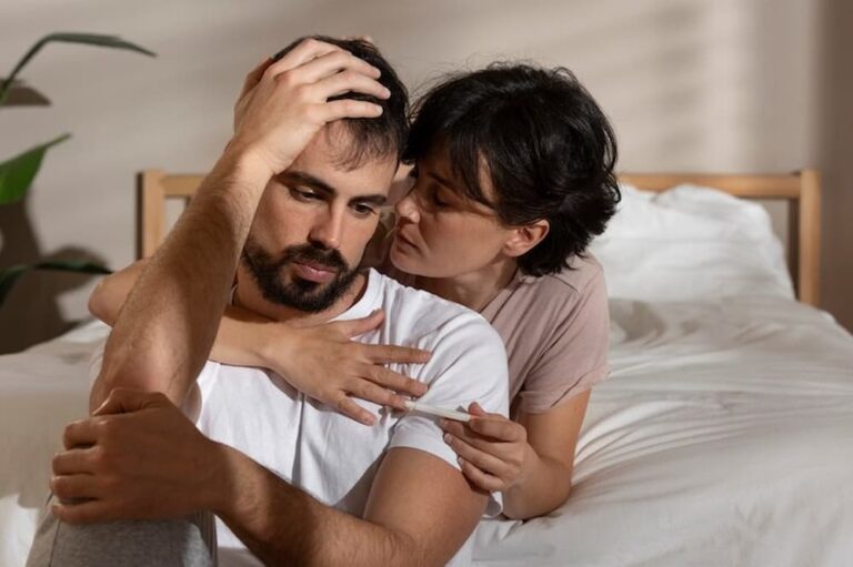 Mujer consolando a hombre que sufre de eyaculación precoz