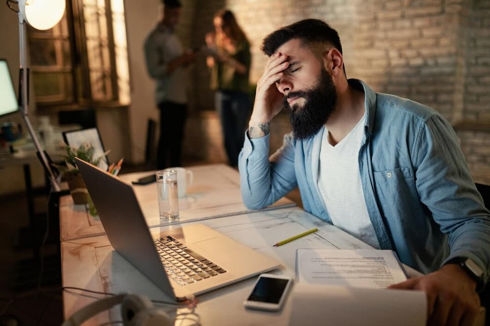 Hombre estresado en el trabajo