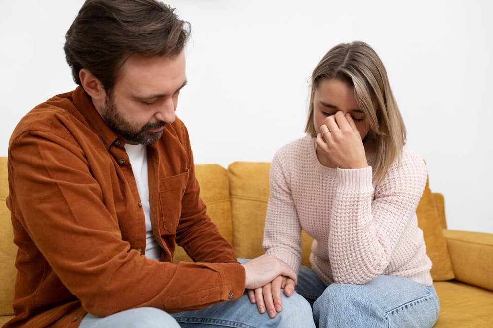 Pareja triste en sillón