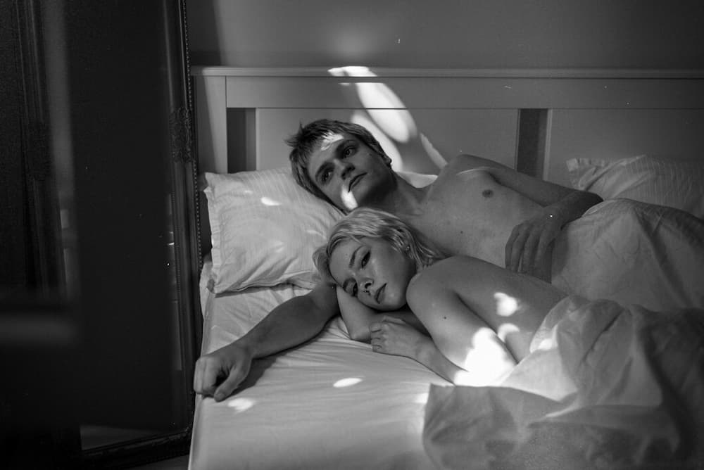 Pareja joven abrazados en la cama