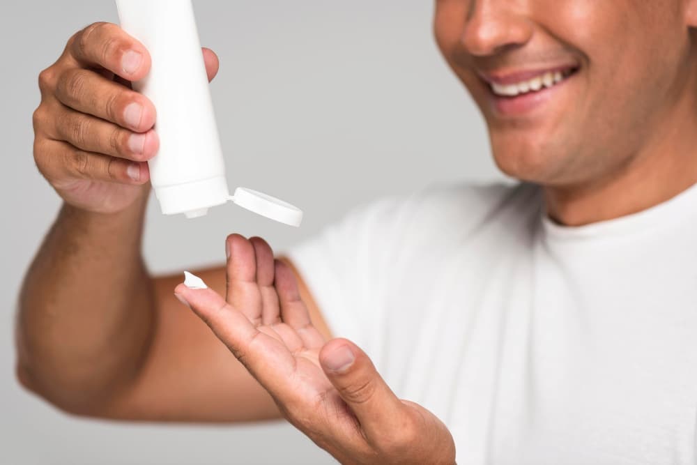 Hombre aplicándose gel retardante
