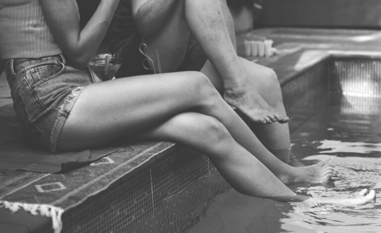 Piernas de una pareja en piscina